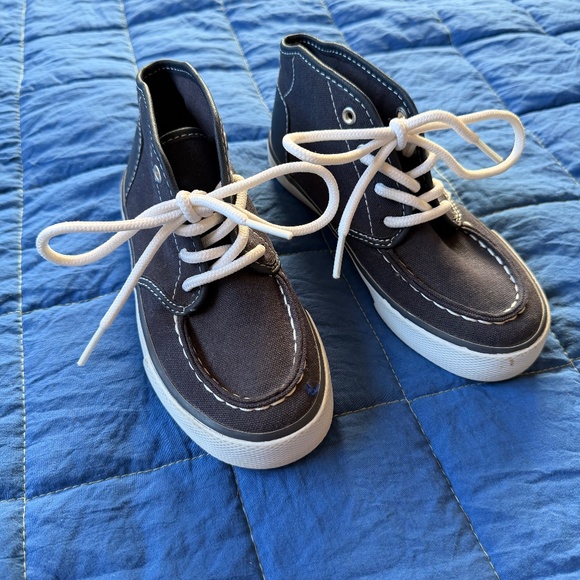 NEW Children’s Place Boys High Top Sneakers - Picture 1 of 4